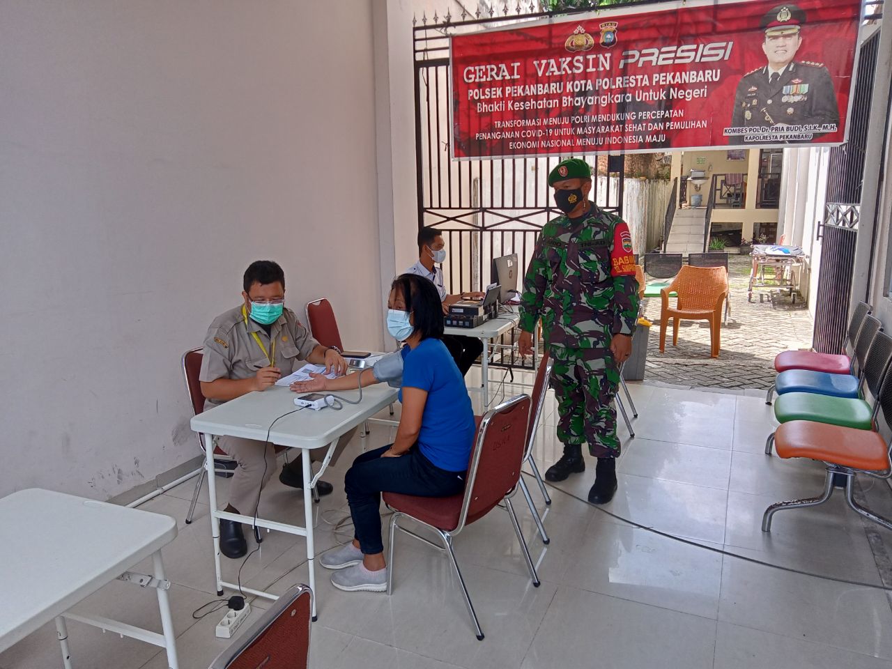 Monitoring Vaksinasi Lansia, Babinsa Kodim 0301/PBR Himbau Tetap Disiplin Protokol Kesehatan