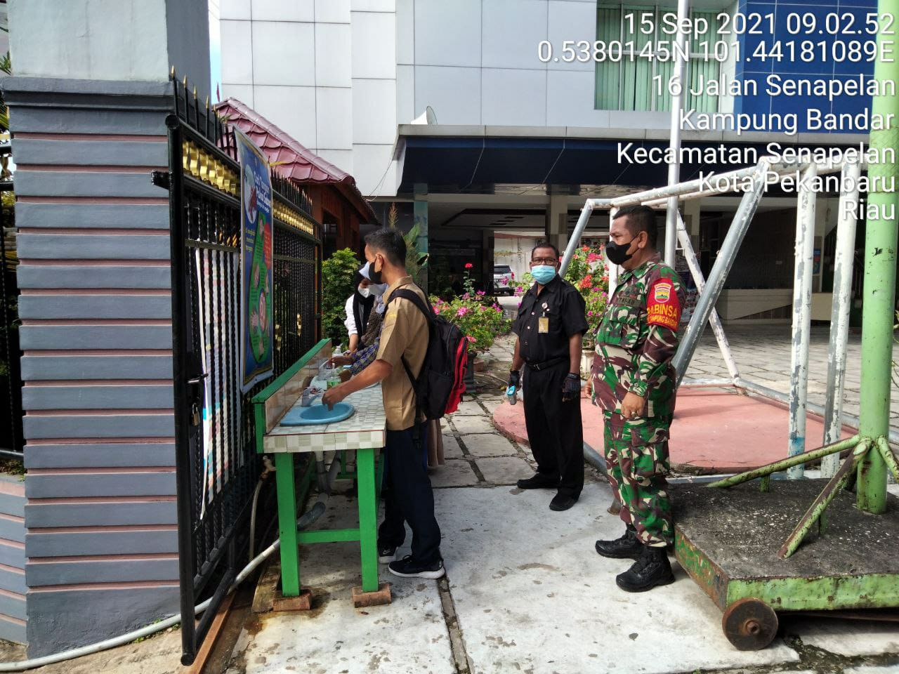 Pastikan Patuhi Prokes, Babinsa Kodim 0301/PBR Monitoring Proses Pembelajaran Tatap Muka