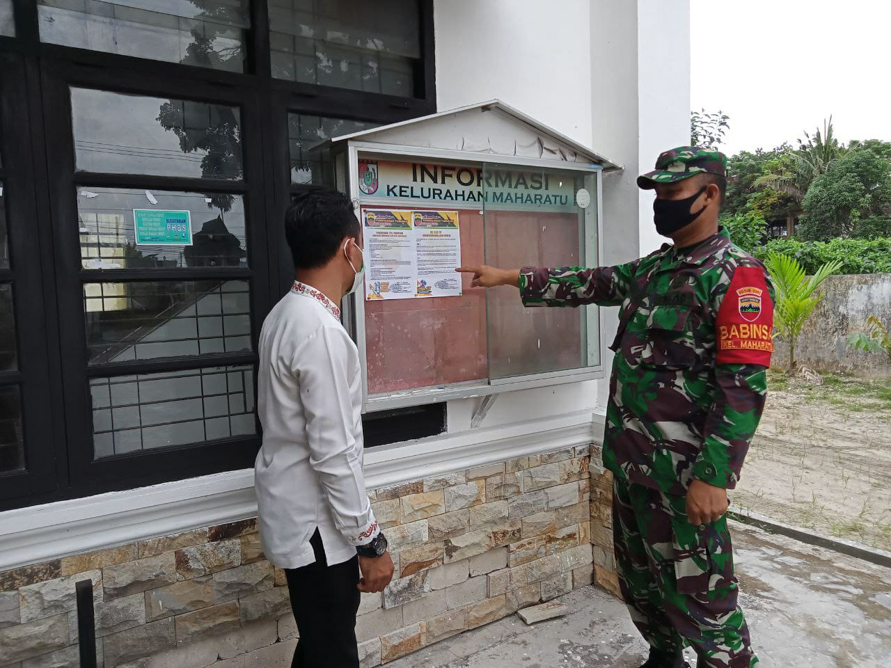 Babinsa Kodim 0301/PBR Laksanakan Sosialisasi dan Pasang Poster Imbauan Tentang 3 M dan 3 T Dari Kapendam I/BB