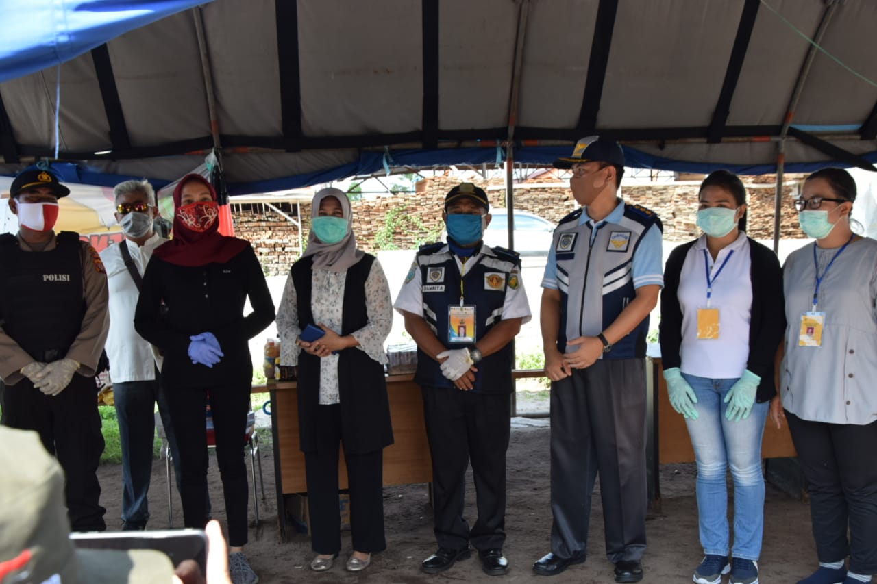 Ketua TP PKK Provinsi Kalteng Ivo Sugianto Sabran Kunjungi Sejumlah Posko Covid-19 di Perbatasan