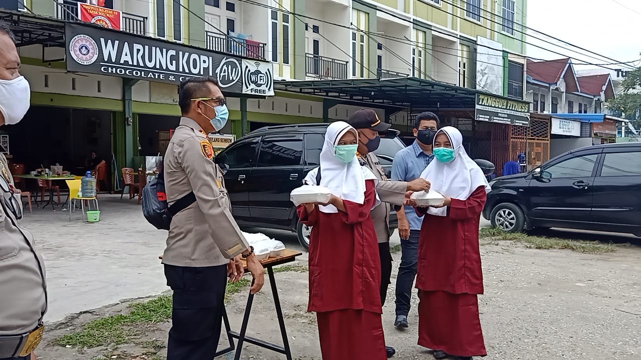 Kapolsek Sukajadi Beserta Personil Laksanakan Giat Jumat Barokah, Bagikan 30 Kotak Serapan Pagi Kepada Warga Yang Melintas di Jalan Rajawali Depan Cafe AW