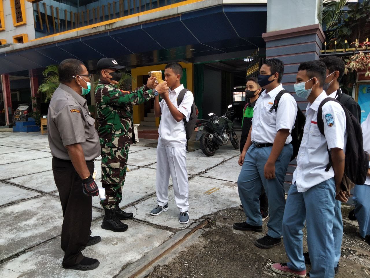 Cegah Penyebaran Covid 19, Babinsa Kodim 0301/PBR Laksanakan Pengawasan Prokes di Sekolah