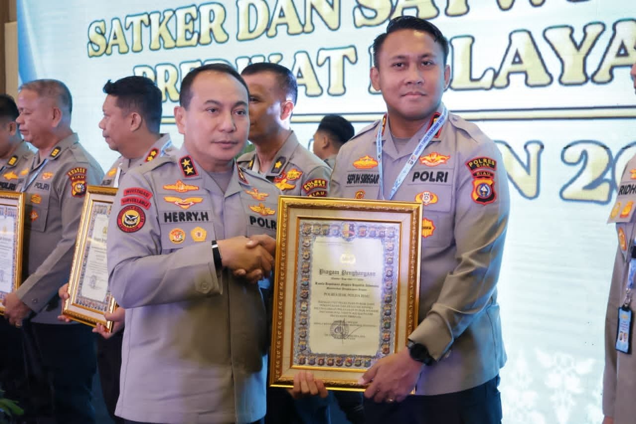 Menembus Batas Pelayanan Prima : Polres Siak Raih Penghargaan Dari Kapolri Berkat Ketulusan Dan Kerja Keras Memberikan Pelayanan Terbaik Kepada Masyarakat