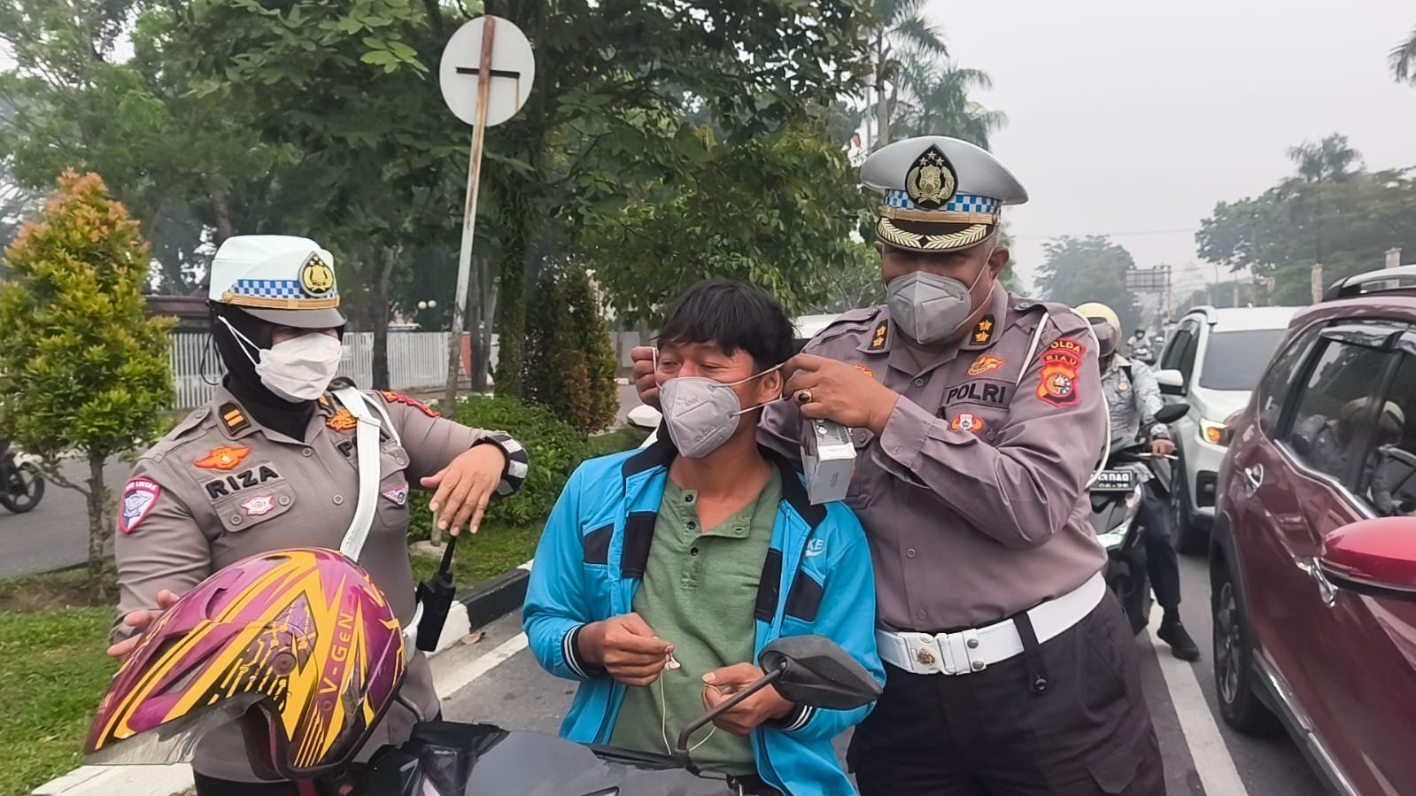 Polisi Bersama Masyarakat, Ditlantas Polda Riau Bagikan Masker