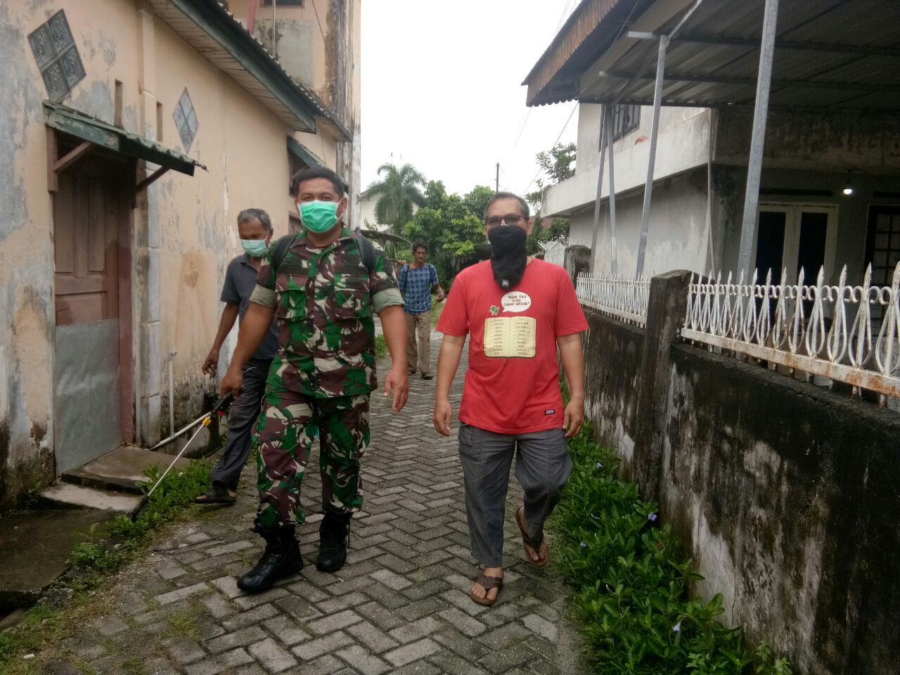 Babinsa Kodim 0301/Pekanbaru Laksanakan Penyemprotan Disinfektan di Masjid Al Muttaqin Serta Pemukiman Warga