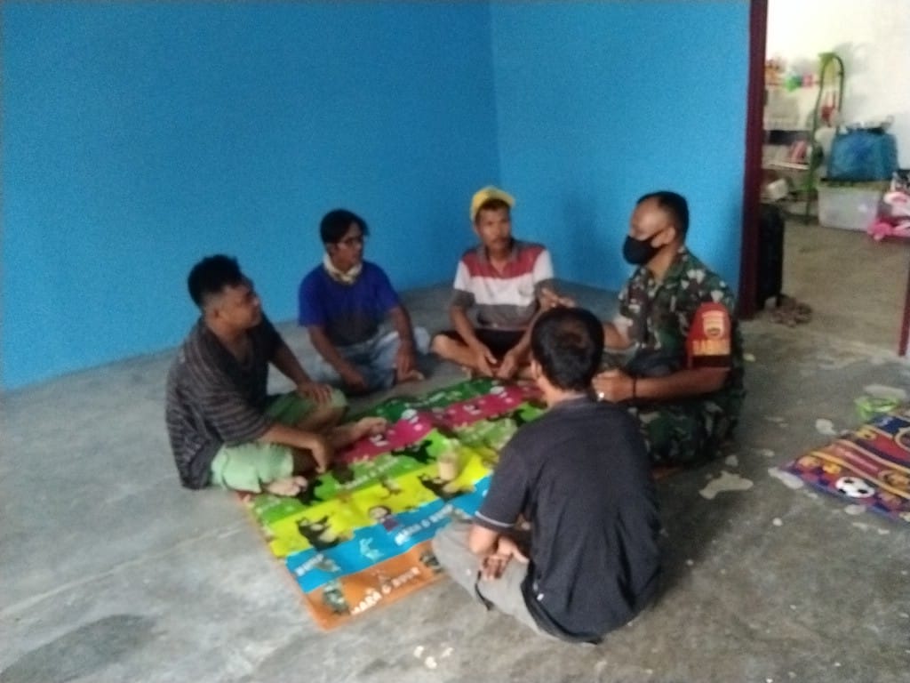 Babinsa Kodim 0301/PBR Laksanakan Komsos Bersama Ketua RTdi Kelurahan Sungai Uka