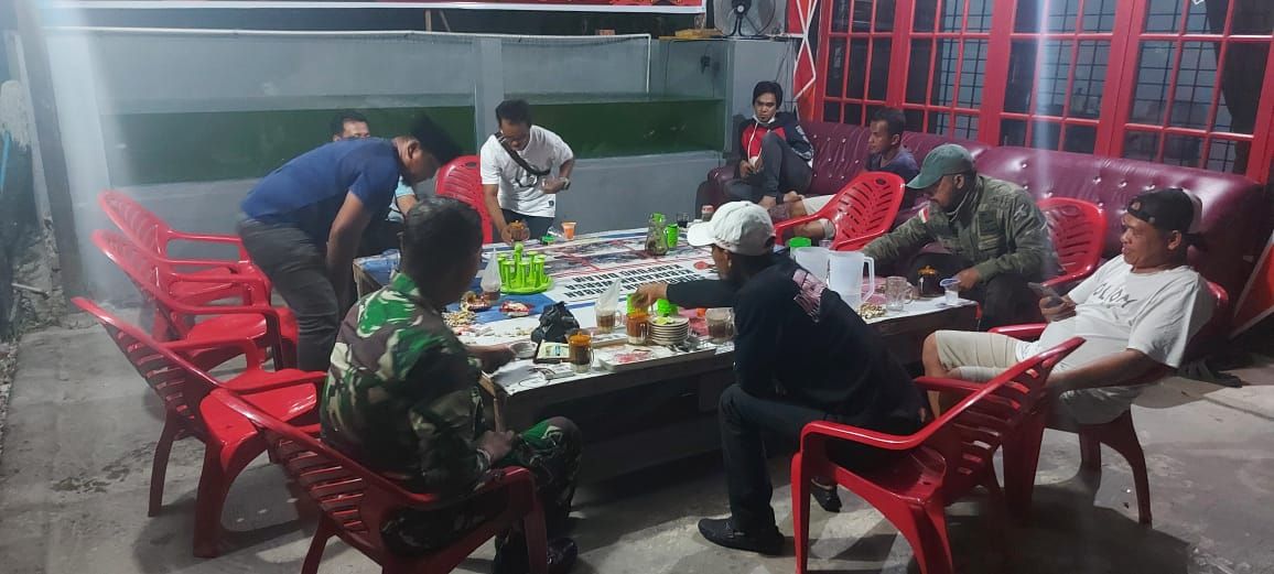 Babinsa Kodim 0301/PBR Lakukan Patroli Wilayah Sekaligus Komsos Bersama Warga Binaan Kelurahan Kampung Dalam