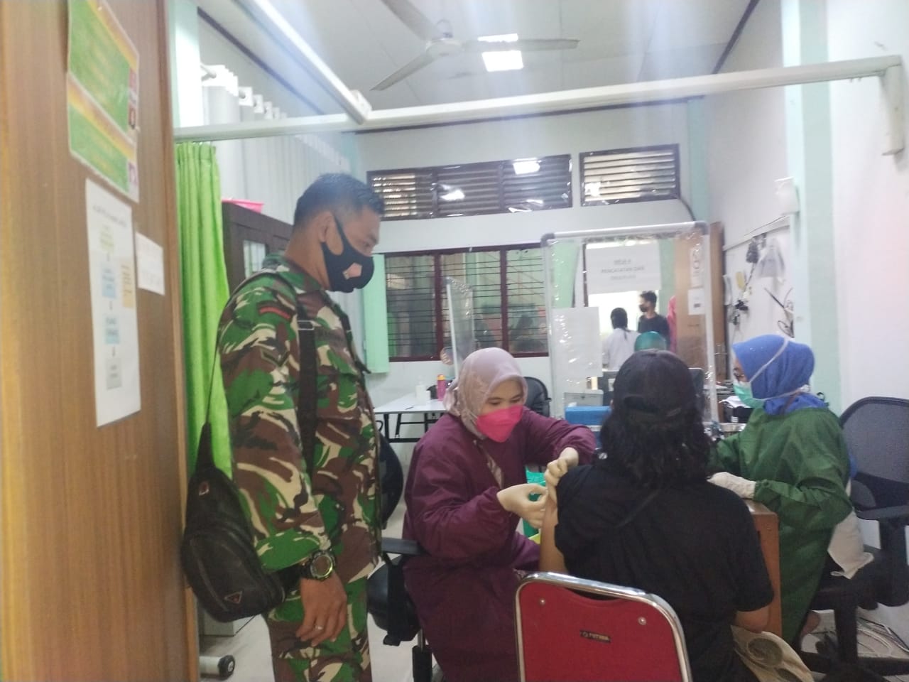 Babinsa Kodim 0301/PBR Memonitor Pelaksanaan Vaksinasi Massal di Puskesmas Limapuluh