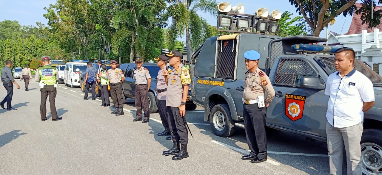 Antisipasi Penyebaran Covid-19, Polres Kampar Laksanakan Penyemprotan Desinfektan dan Himbauan Kepada Warga Kota Bangkinang