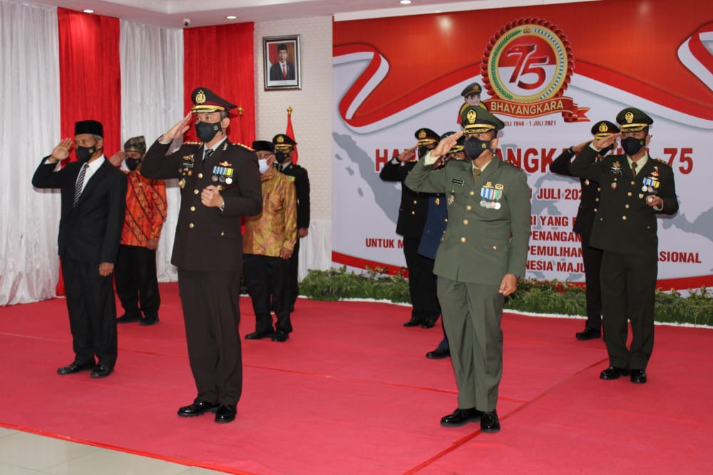 Peringati HUT Bhayangkara Ke-75, Polresta Pekanbaru Laksanakan Secara Virtual Serta Syukuran Dan Pemberian Berbagai Penghargaan