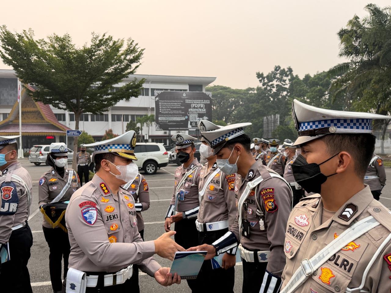 Pagi Ini, Dirlantas Polda Riau Berikan Penghargaan Kepada 13 Personel Ditlantas Polda Riau Yang Berprestasi