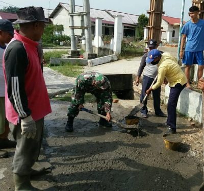 Personil Babinsa Kodim 0301/PBR Bersama Warga Laksanakan Gotong Royong Buat Gorong - Gorong