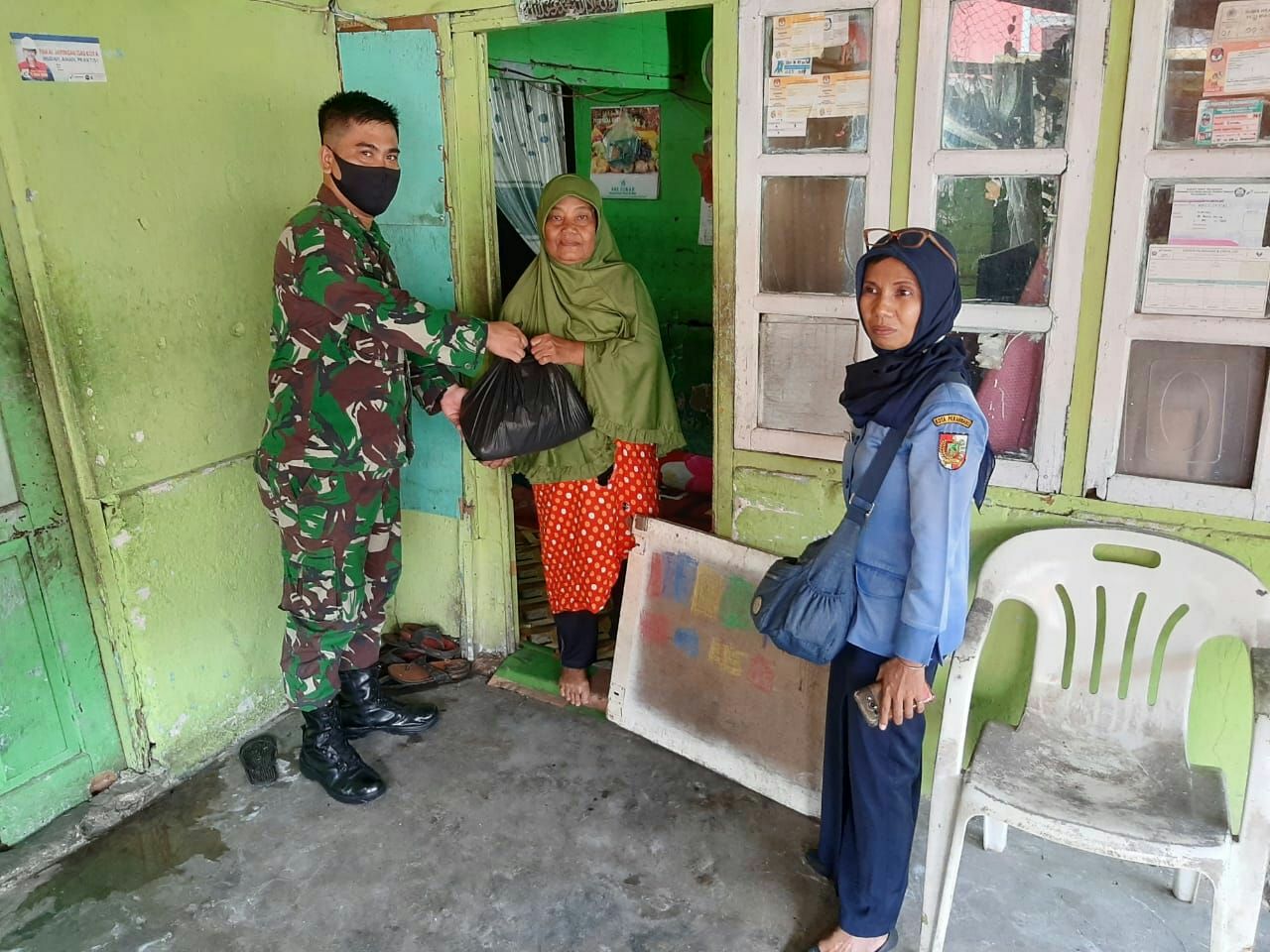 Babinsa Kodim 0301/Pekanbaru Bersama Kelurahan Sumahilang Memberikan Langsung Bantuan Paket Sembako Kepada Warga Yang Terdampak Covid-19