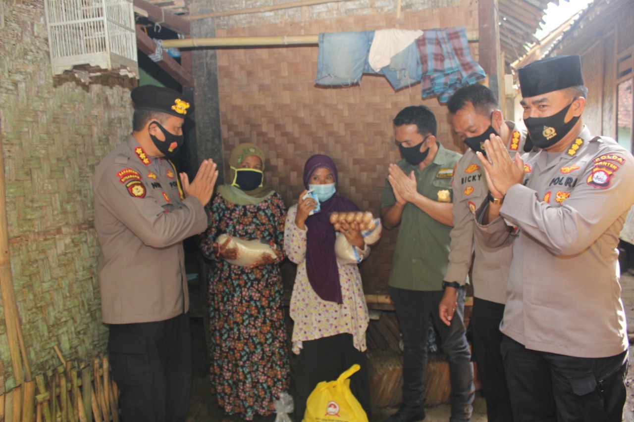 Jumat Barokah Polda Banten, Bantu Masyarakat Terdampak Covid-19