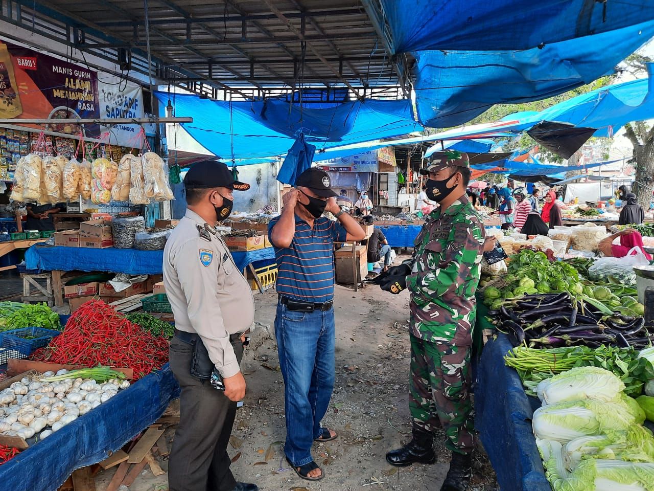 Babinsa Kodim 0301/Pekanbaru Bagikan Masker Gratis Kepada Pengunjung dan Pedagang di Pasar Tangor