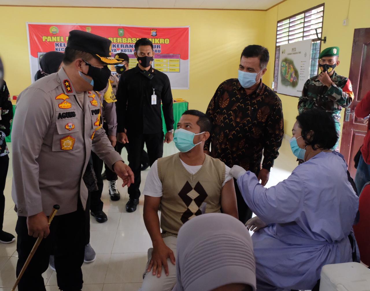 Berikan Bansos dan Gelar Vaksinasi, Kapolda Riau: Kolaborasi dan Sinergi Mampu Tangani Covid-19