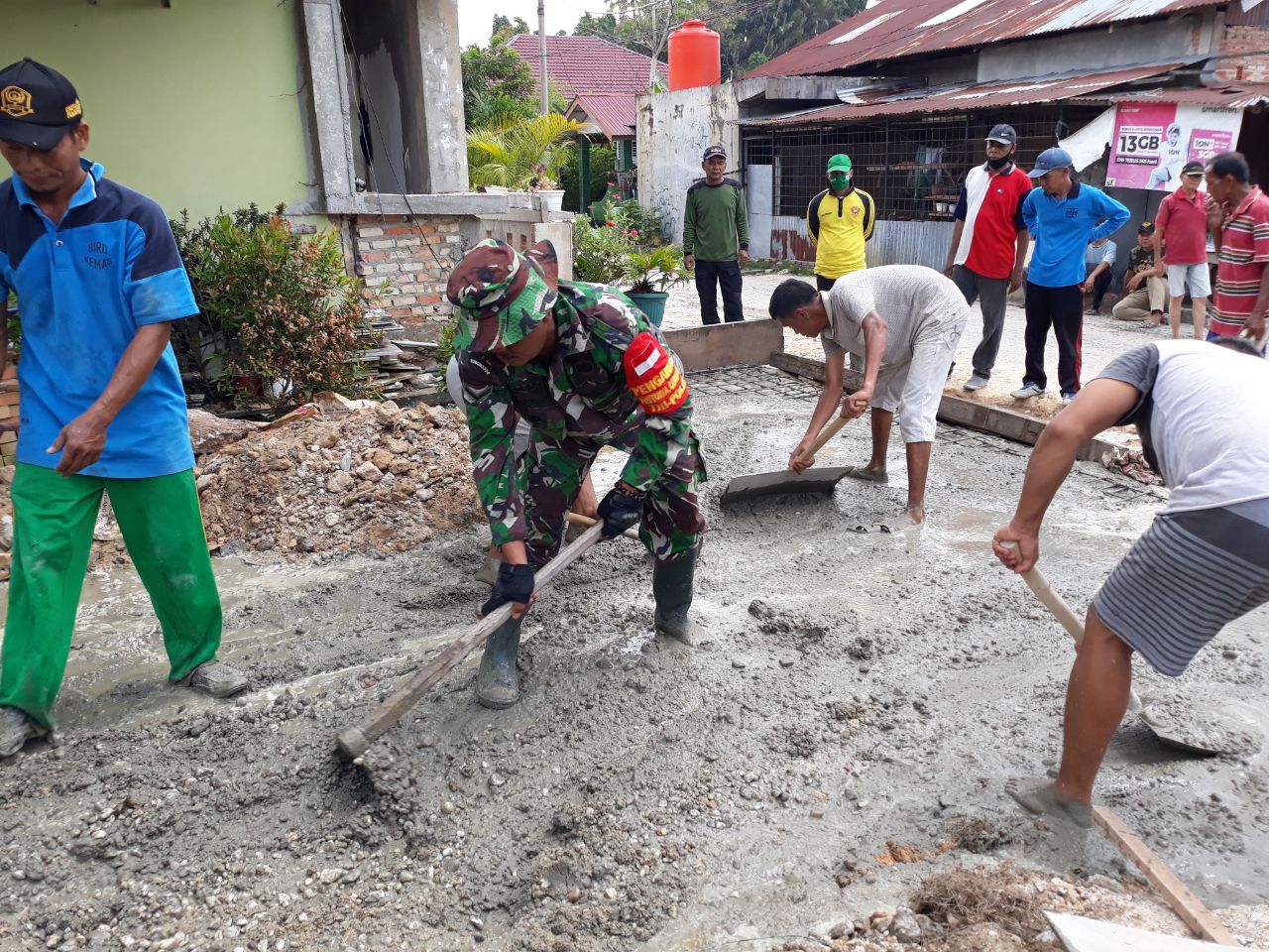 Babinsa Kodim 0301/Pekanbaru Laksanakan Gotong Royong Semenisasi Jalan Kelurahan Sialang Sakti