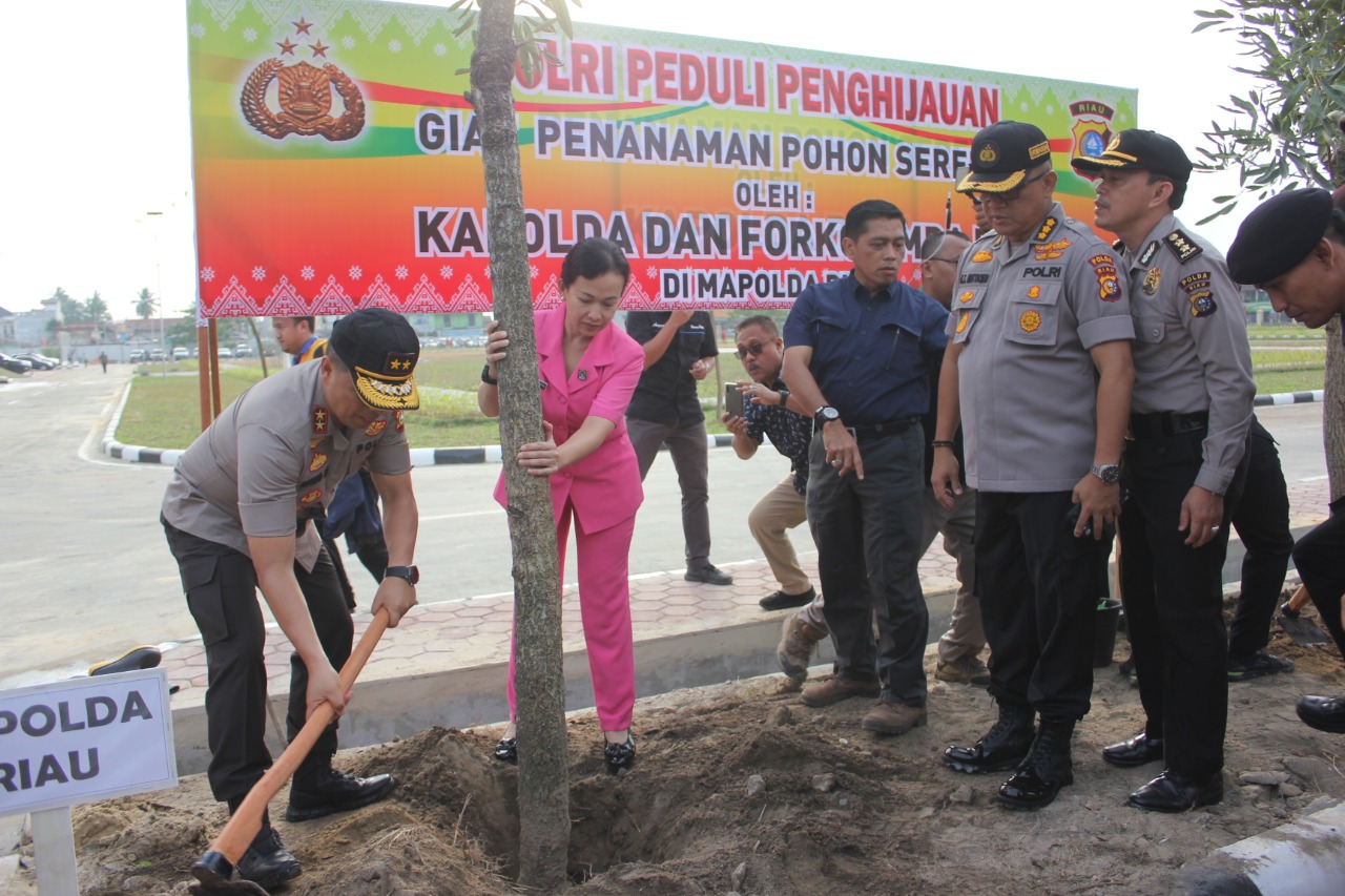 Polri Peduli Penghijauan, Kapolda Riau Pimpin Penanaman Pohon Sebanyak 19.145 Batang di Mapolda Riau