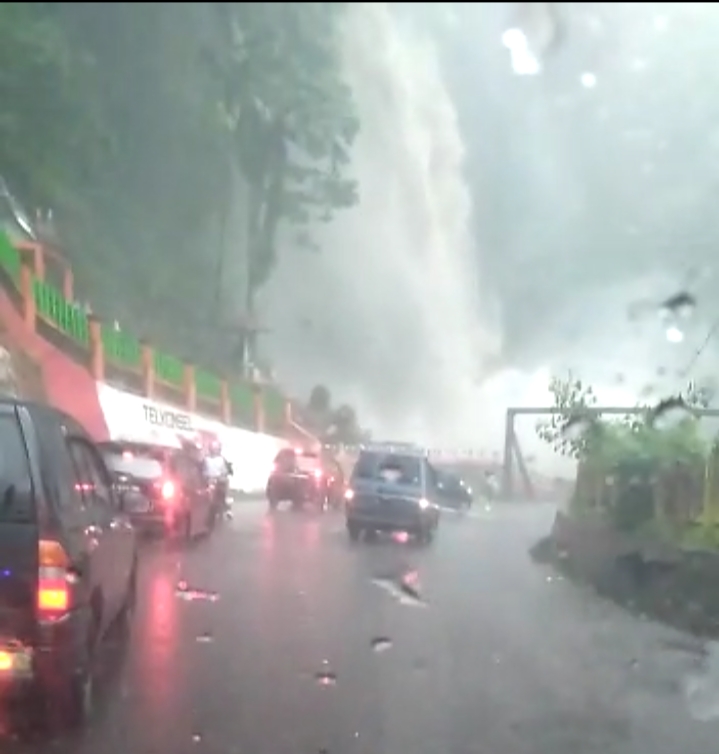 Kawasan Air Terjun Lembah Anai Mengeluarkan Lagi Air Bah