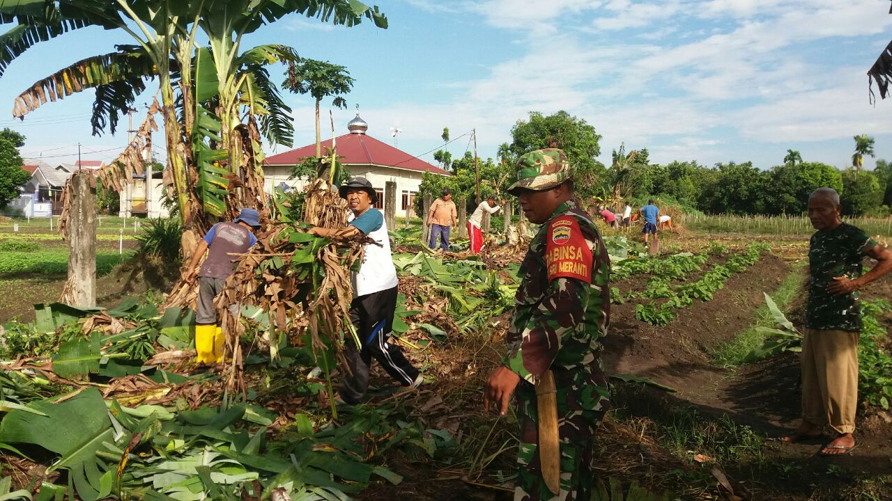 Personil Kodim 0301/PBR Bersama Warga Laksanakan Gotong Royong Membuka Jalan RW 12 Kelurahan Sri Meranti