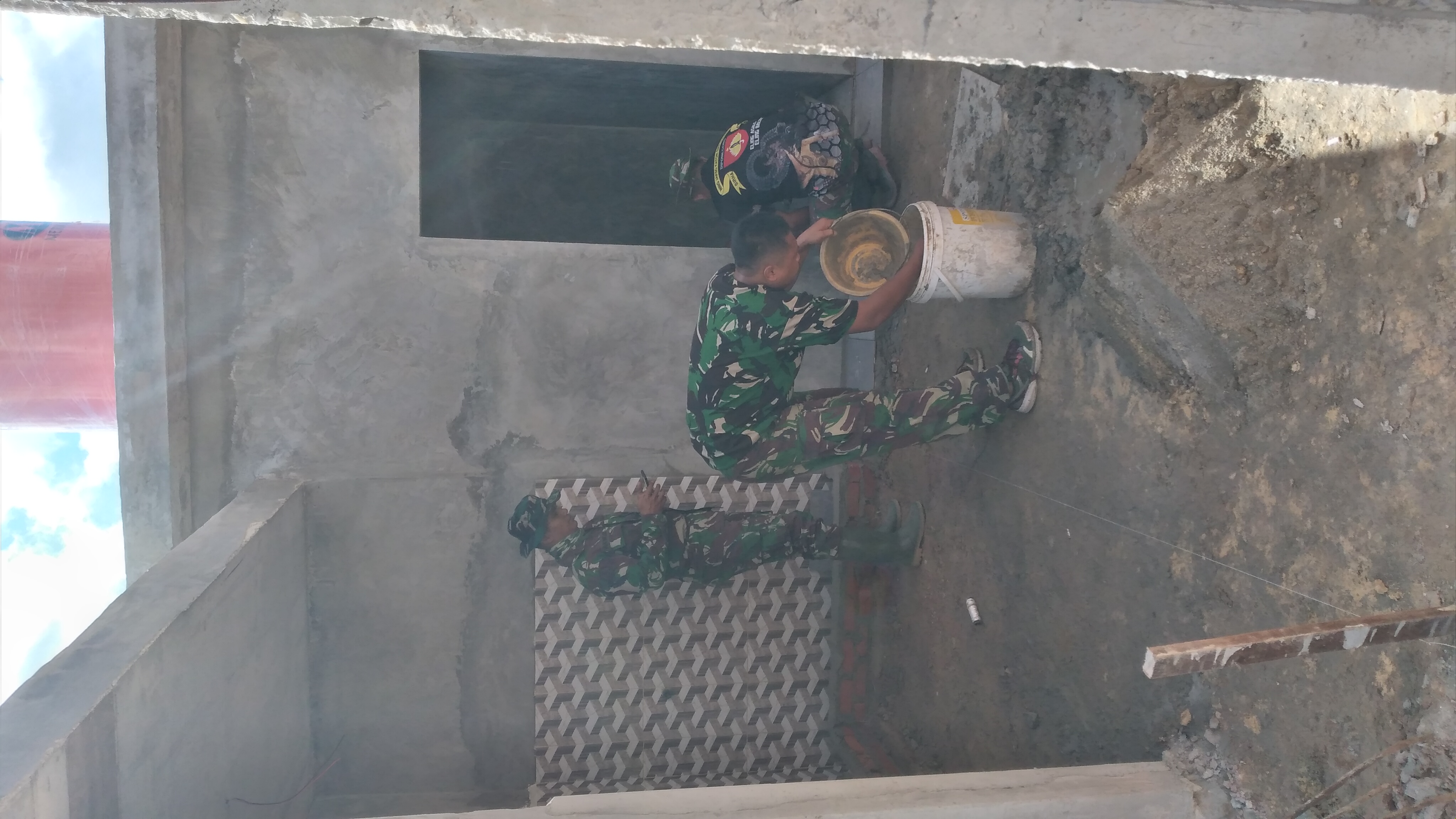 Personil Satgas TMMD Terus Gesa Penyelesaian Pekerjaan Pemasangan Keramik Di Mushola Al-Hasanah