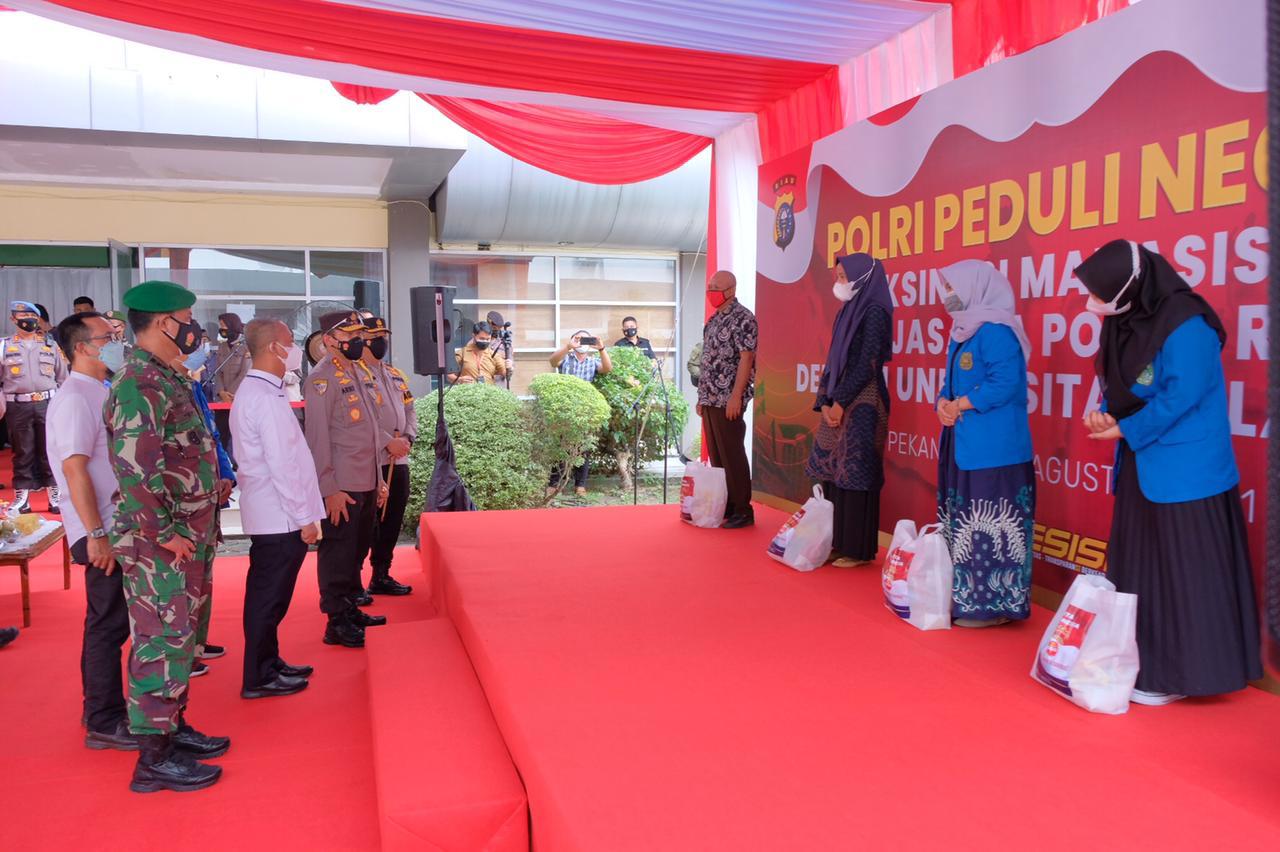 Kabaharkam Polri Tinjau Pelaksanaan Vaksinasi Bagi Mahasiswa Serta Berikan Bansos Di Kampus UIR