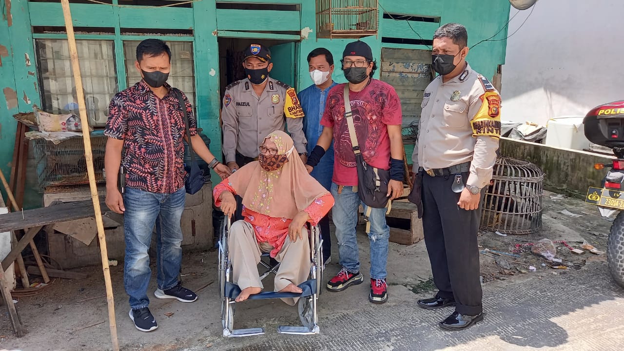 Peduli Masyarakat Penyandang Disabilitas, Personil Tim Opsnal Reskrim Polsek Limapuluh Berikan Bantuan Kursi Roda