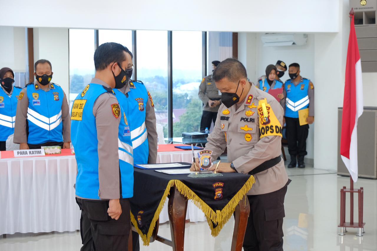 Pastikan Rekruitmen Dengan Prinsip Bersih, Transparan Dan Humanis, Panitia Dan Peserta Tanda Tangani Pakta Integritas Di Hadapan Kapolda Riau