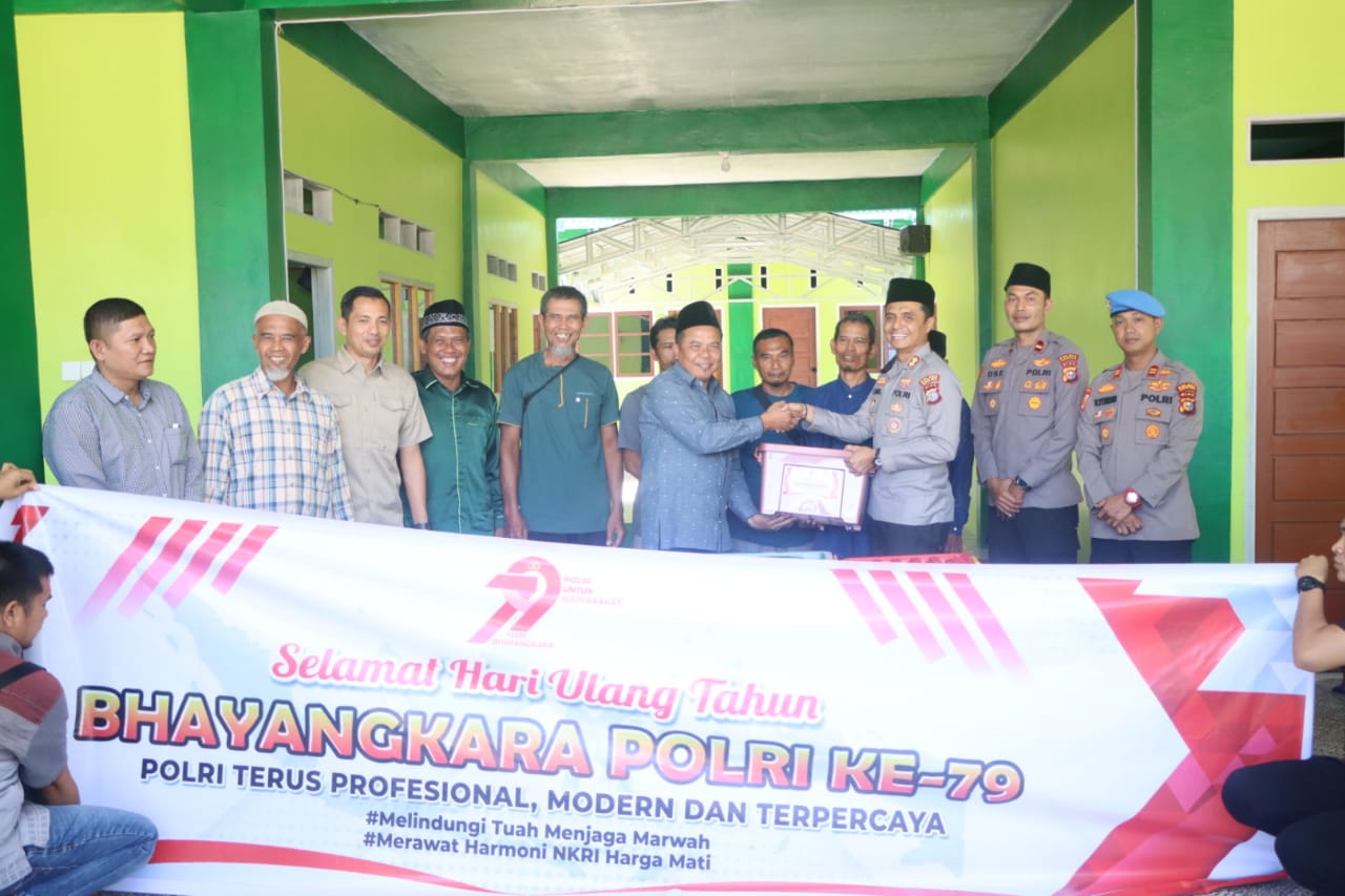Sambangi Yayasan Alfatih Insani, Kapolres Rohul Gelar Bhaksos Dalam Rangka HUT Bhayangkara Ke-79