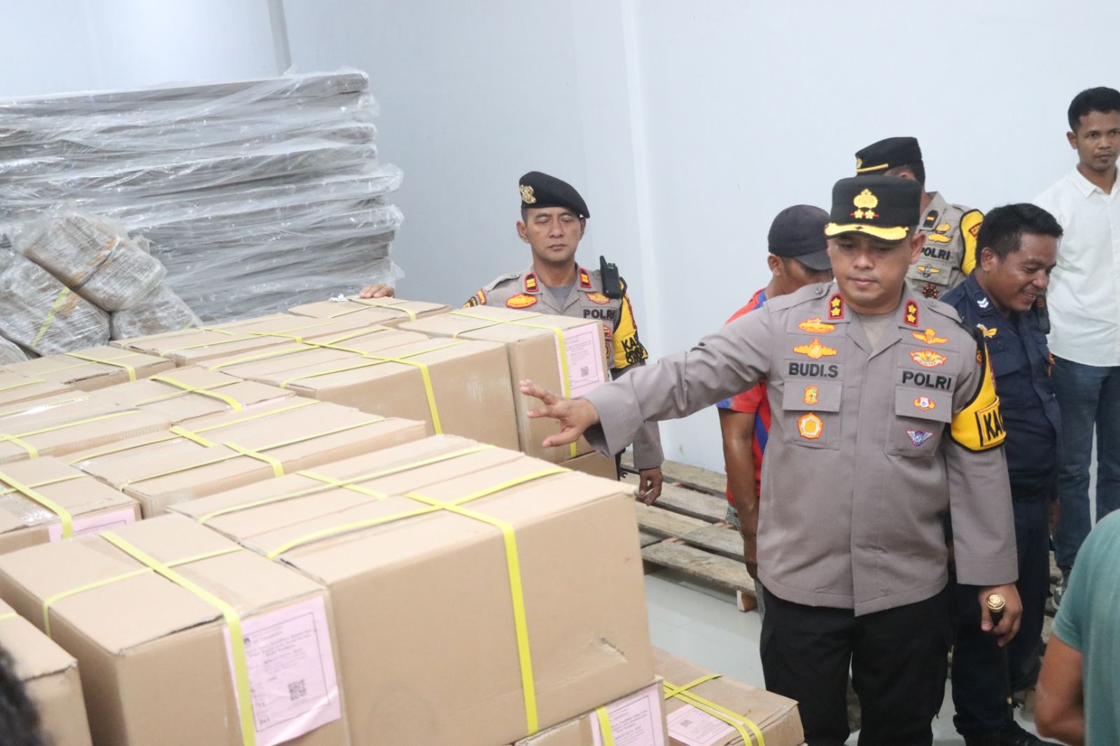 Kapolres Rohul Monitoring Kedatangan Logistik Pilkada Tahun 2024 di Gudang KPU