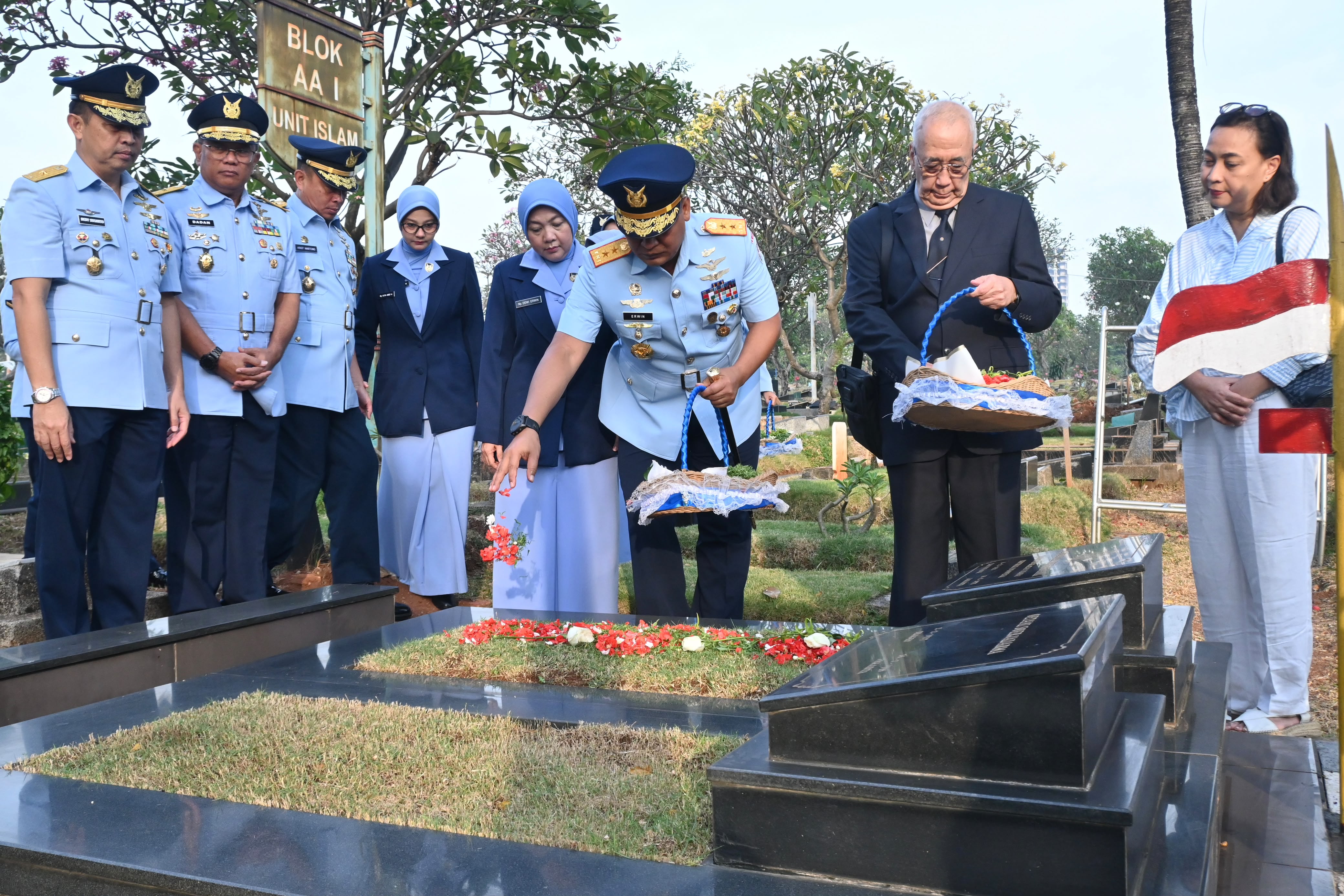 Momentum Tabur Bunga Di Hari Bakti TNI AU Ke-79, Pangkodau I Menyerahkan Tali Asih