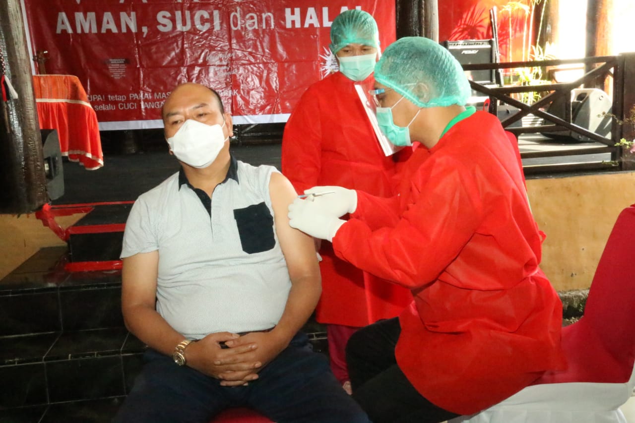 Bupati Taput Terima Suntikan Kedua Vaksin Covid-19