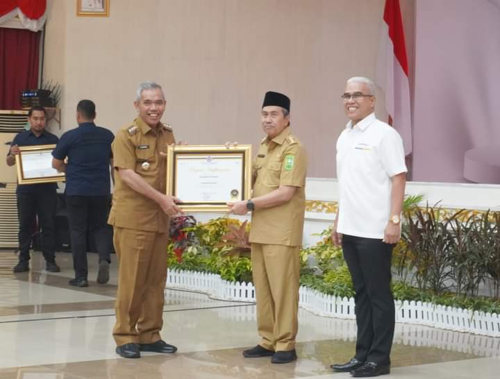 Pemkab Kampar Terima Penghargaan Terbaik Pertama Kategori Kinerja Penyaluran Kredit Usaha Rakyat dan Ultra Mikro Tahun 2022 Dari DJPb Riau