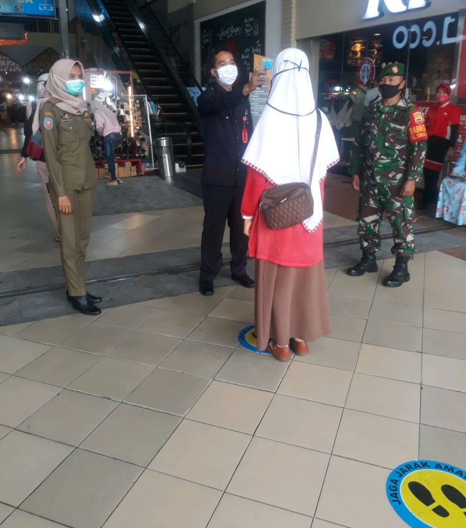 Personil Kodim 0301/PBR Terus Lakukan Himbauan Prokes di Pusat Perbelanjaan