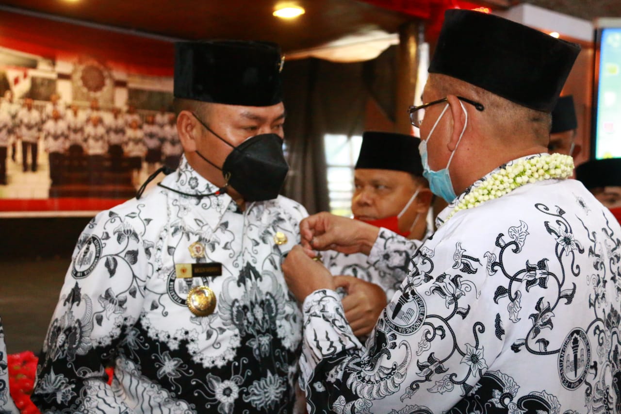 Bupati Taput Hadiri Pengukuhan Pengurus PGRI Taput Masa Bhakti 2021 - 2026 Oleh Ketua PGRI Provinsi Sumut