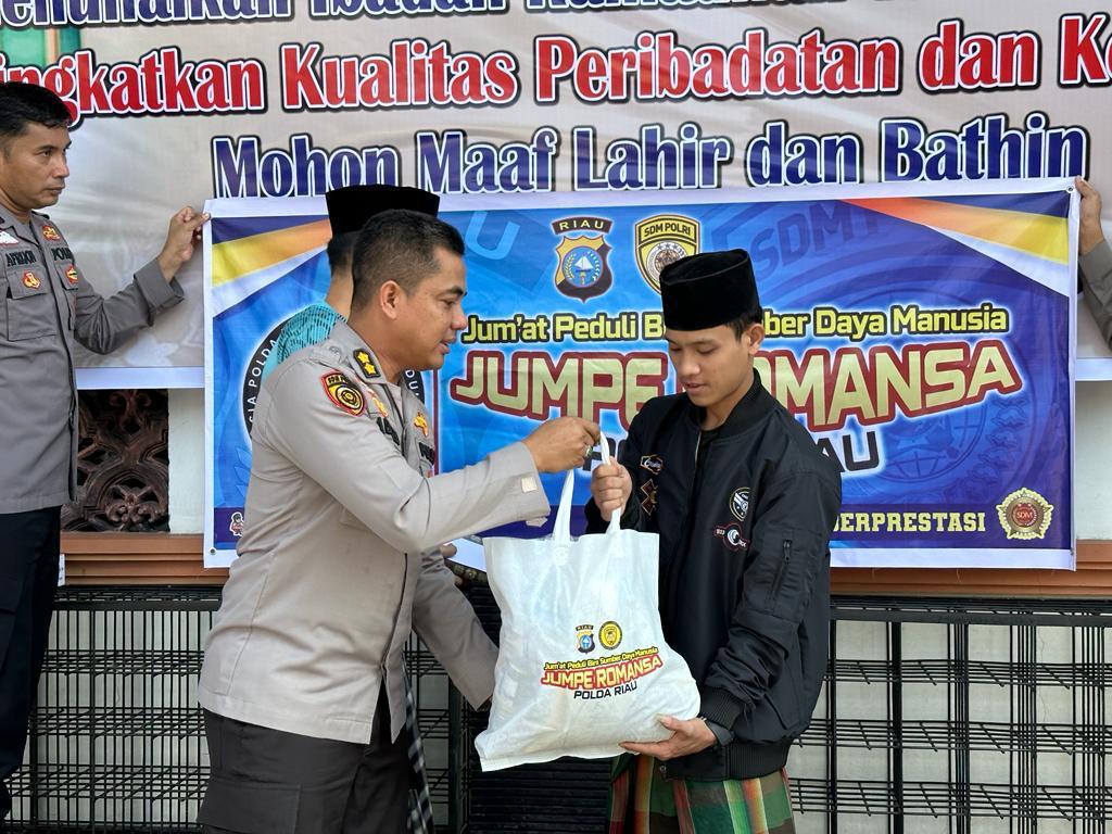 Bulan Suci Ramadan 1444 H 2023, Tim Jumpe Romansa Polda Riau Salurkan Bantuan Sembako di Sejumlah Masjid dan Mushola