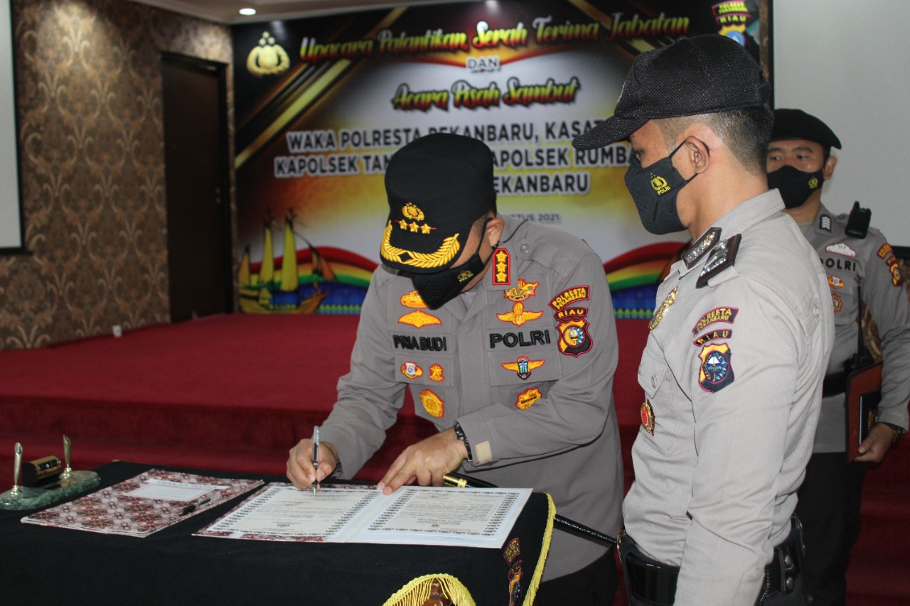 Kapolresta Pekanbaru Pimpin Upacara Sertijab Waka Polresta dan Kapolsek