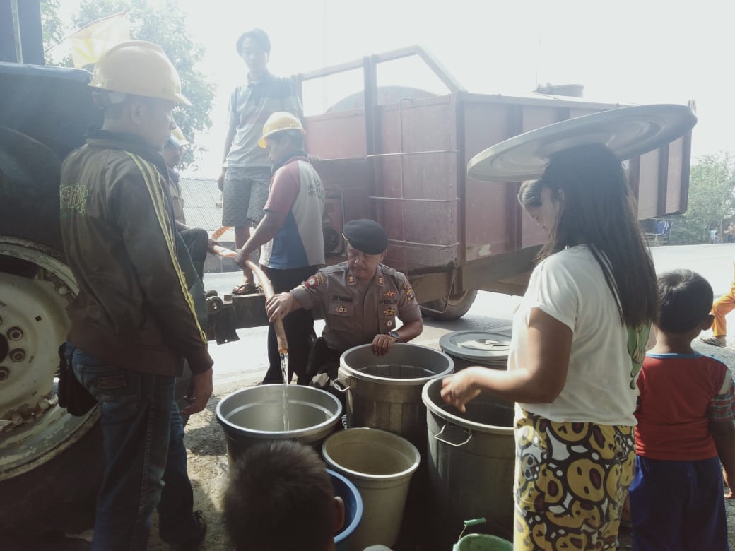 Polres Mesuji Bagikan Air Bersih Kepada Masyarakat