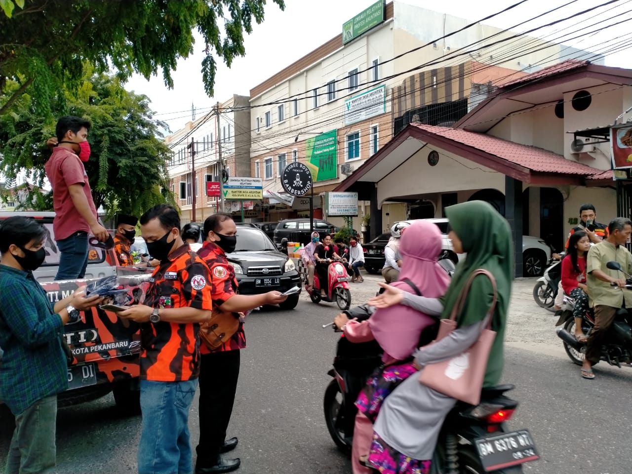 BPPH Pemuda Pancasila Kota Pekanbaru Bagikan Sembako dan Masker Kepada Warga Yang Terdampak Covid-19