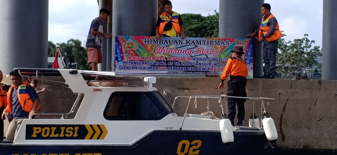 Polsek SKP Pekanbaru Pasang Spanduk Himbauan Larangan Menangkap, Meracun, dan Menyentrum Ikan di Aliran Sungai Siak