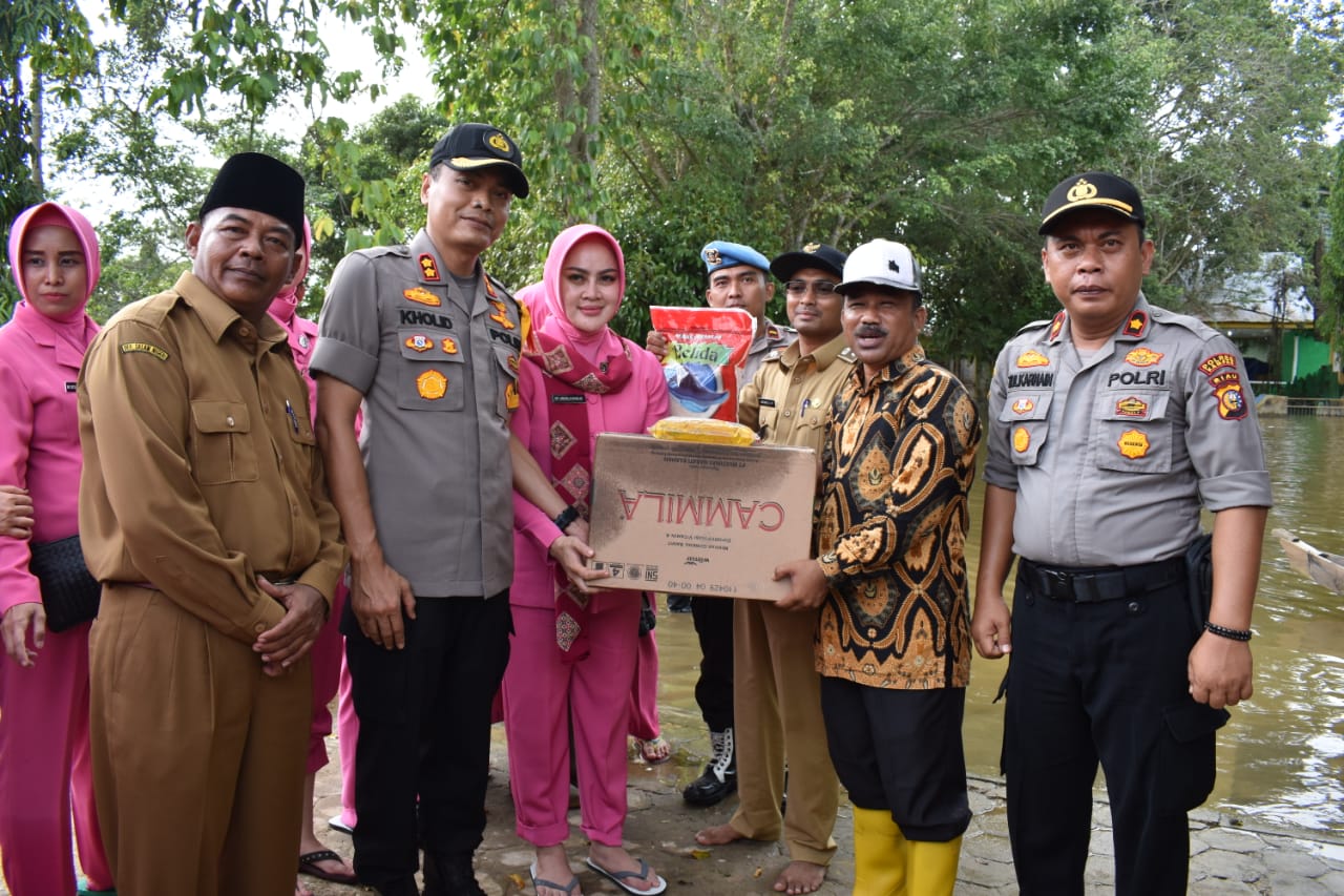 Kunjungi Korban Banjir di Siak Hulu, Kapolres Kampar dan Ketua Cabang Bhayangkari Berikan Bantuan