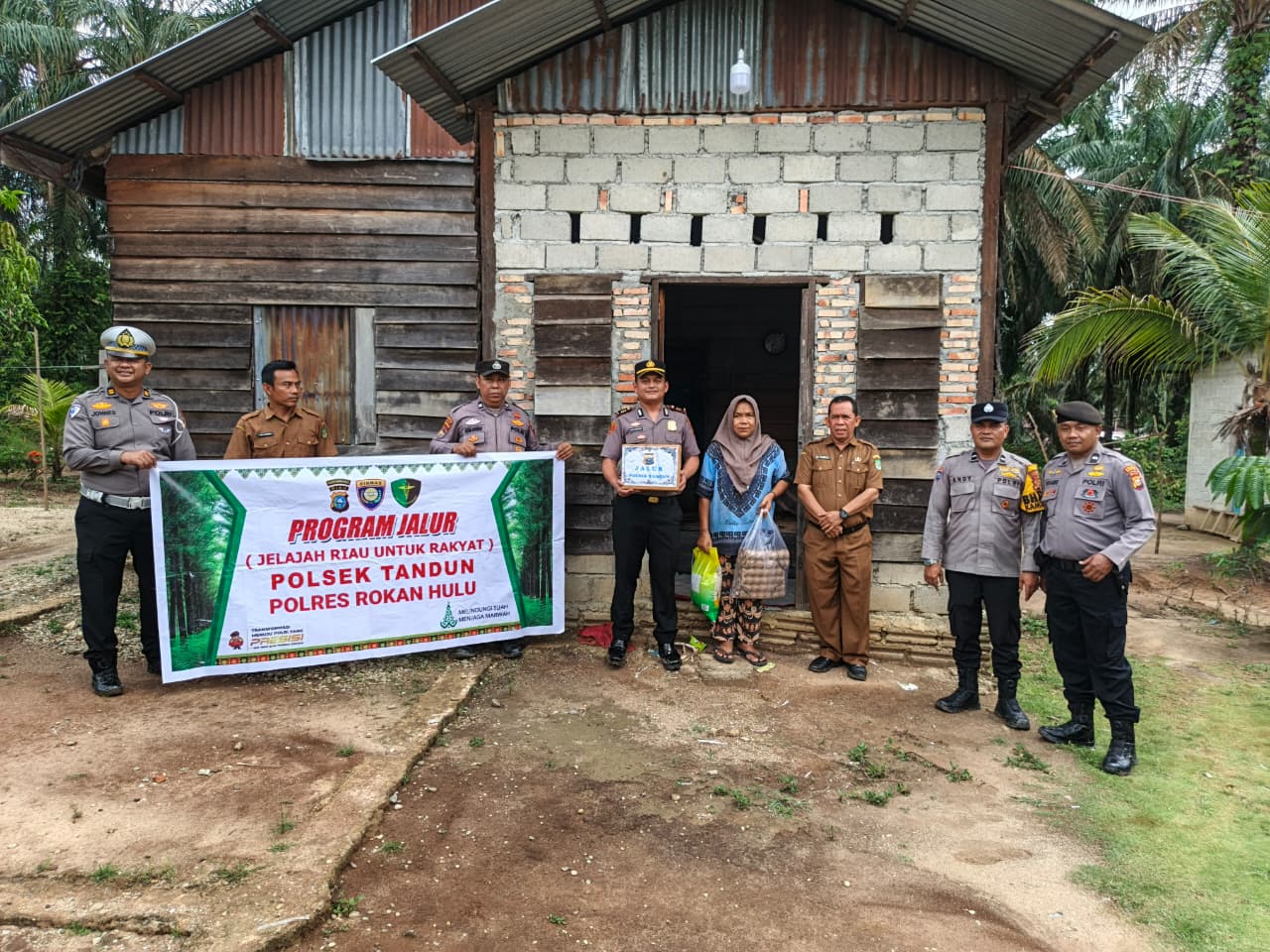 Menyapa Dari Pinggiran Negeri, Polsek Tandun Salurkan Bantuan Lewat Program JALUR Untuk Warga Sumber Jaya