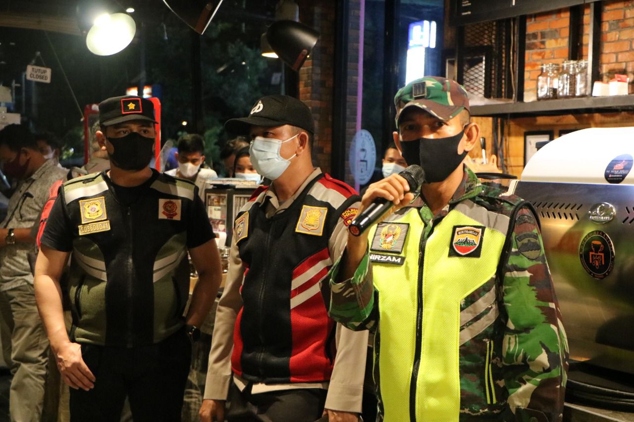 Pasi Ops Kodim 0301/PBR Beserta Personil Melaksanakan Kegiatan Patroli PPKM Gabungan
