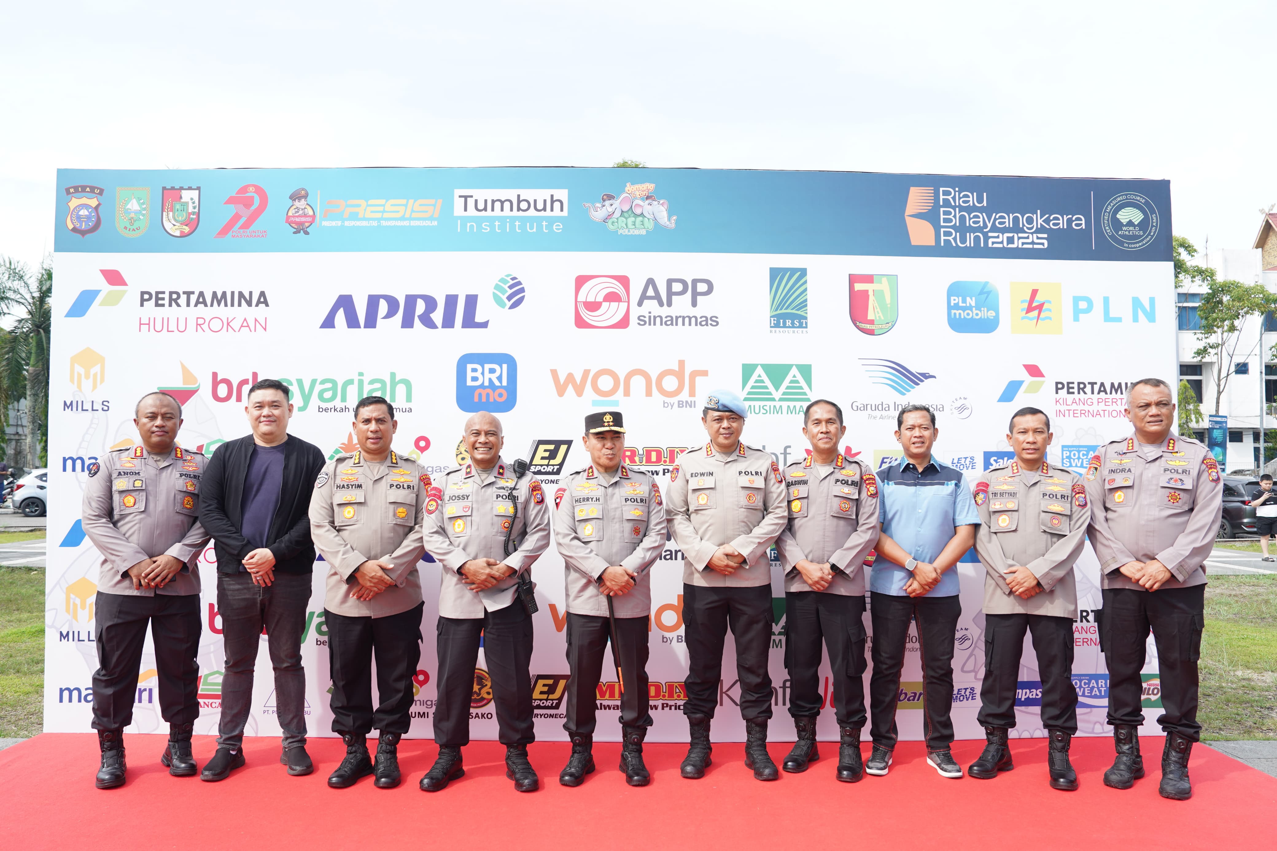 Kapolda Terjun Langsung Cek Pembagian Race Pack Riau Bhayangkara Run 2025