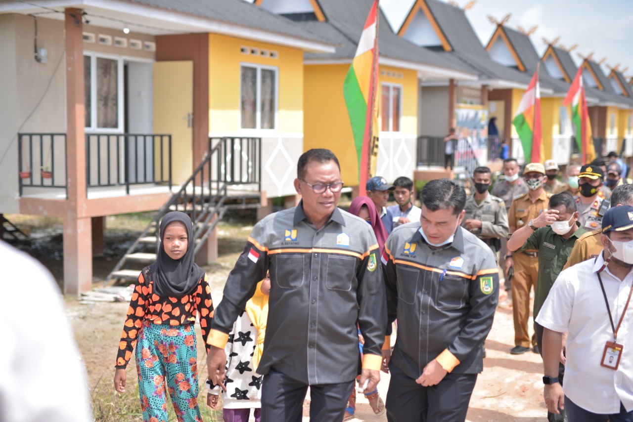 Bupati Rohil Serahkan 30 Unit Rumah Khusus Nelayan di Kampung Pinggir Laut Kecamatan Bangko