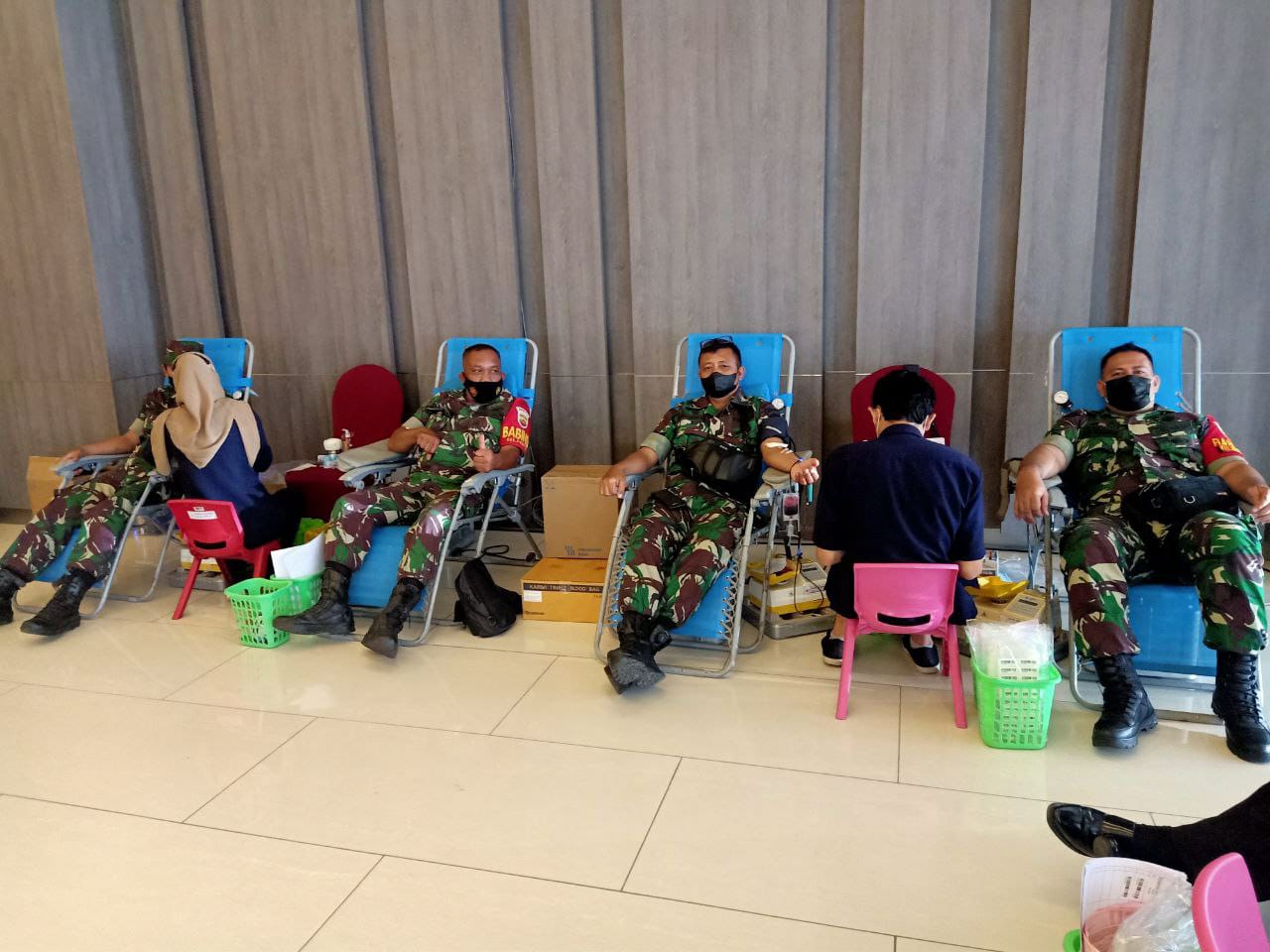 Personil Kodim 0301/PBR Ikuti Baksos Donor Darah Dalam Rangka HUT Hotel Novotel Tahun 2022