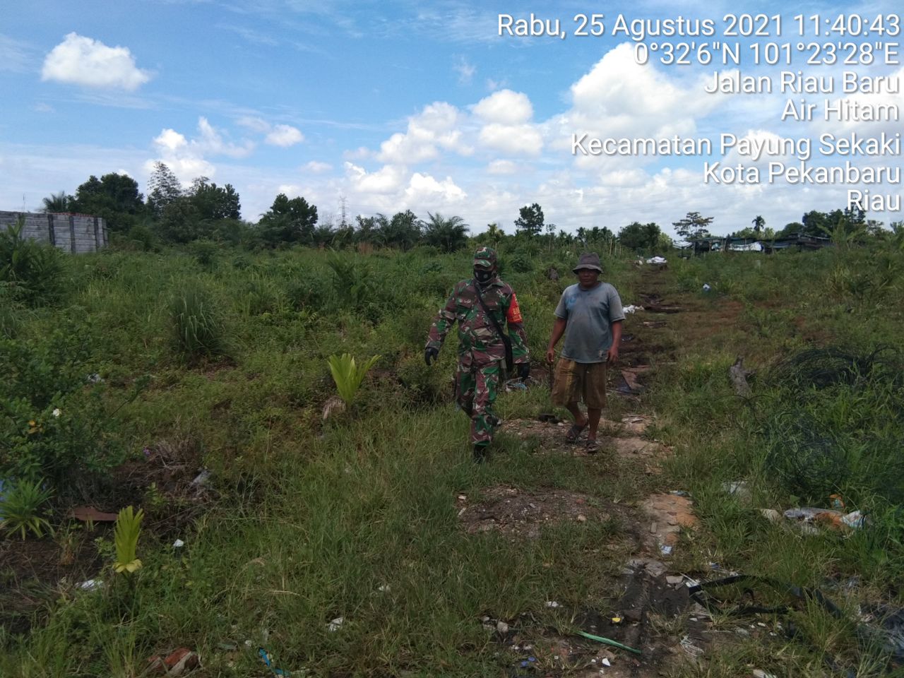 Babinsa Kodim 0301/PBR Lakukan Patroli dan Sosialisasi Karhutla di Kelurahan Tampan