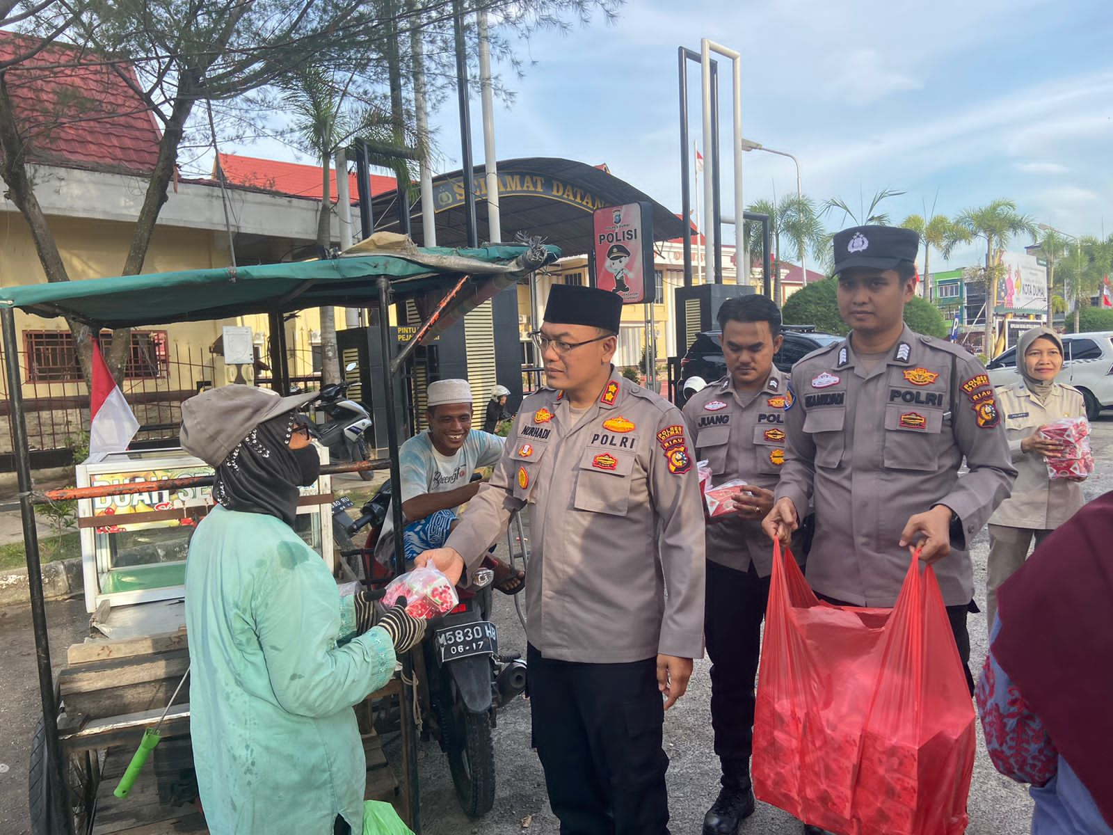 Selama Bulan Suci Ramadhan 1444 H/2023 M, Polres Dumai Bagikan Ratusan Takjil Kepada Masyarakat Kota Dumai