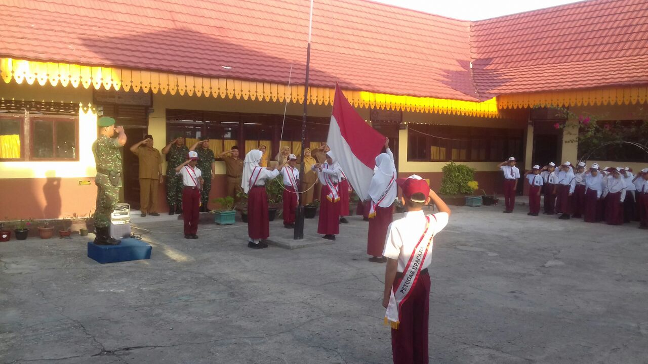 Babinsa Kodim 0301/Pekanbaru Pimpin Upacara Bendera di SDN 56 Kota Pekanbaru