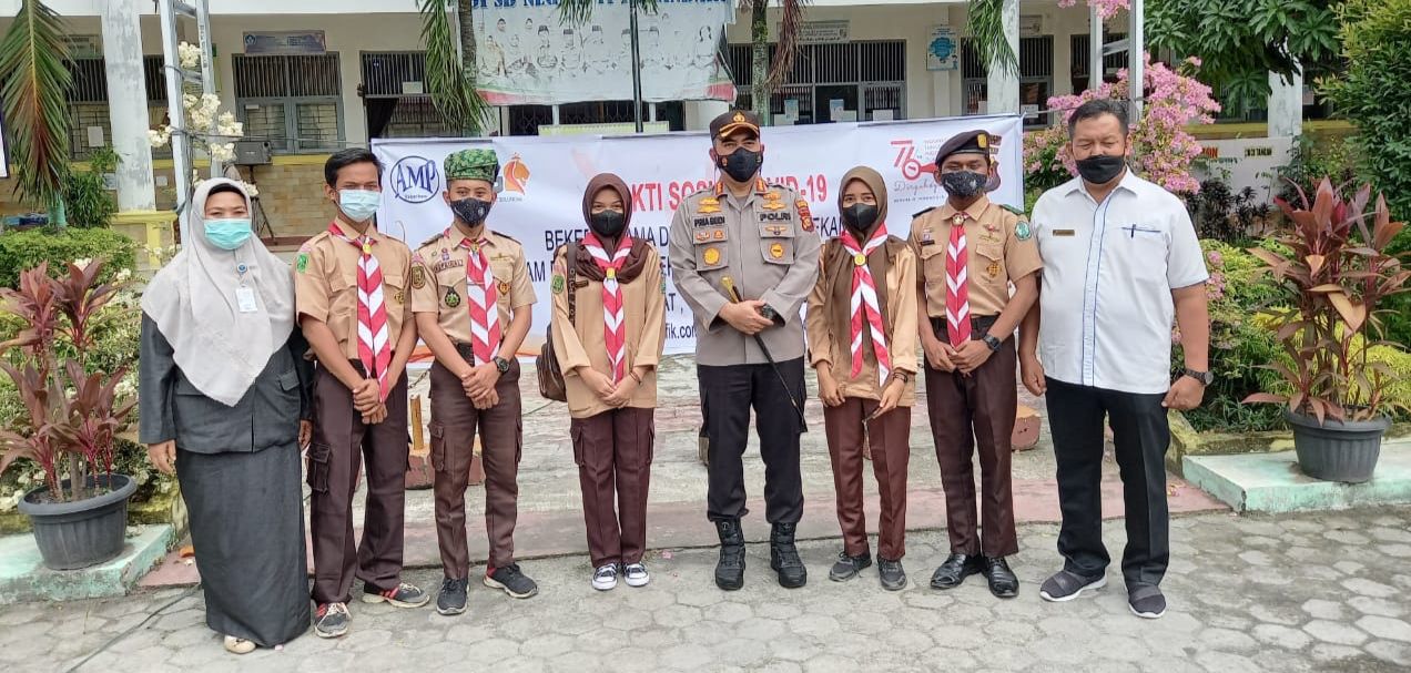 Kapolresta Pekanbaru Berikan Hadiah Berupa Aplikasi Digital Performance Database Kepada SMA Negeri 8